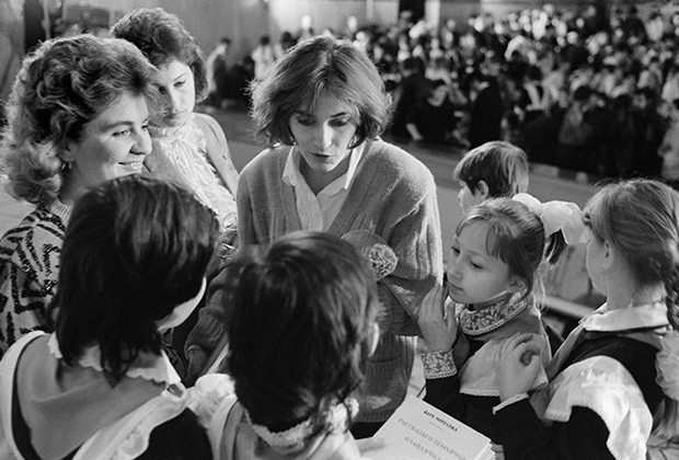 24 декабря 1988 года. Орджоникидзе. Бывшие дети-заложники и их учительница Наталья Ефимова (в центре) на встрече со своими спасителями