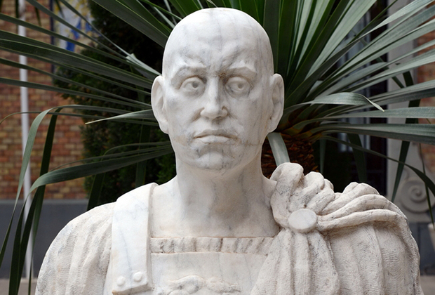 Римляне, в отличие от греков, брили усы и бороду. Спасибо нужно сказать полководцу Публию Корнелию Сципиону Африканскому, который стал одним из первых мужчин в истории Рима, который брился каждый день. 