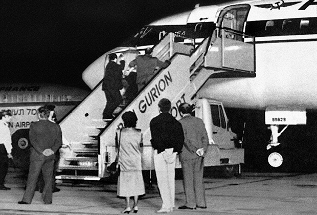 4 декабря 1988 года. Арестованных террористов отправляют самолетом из Израиля в Москву