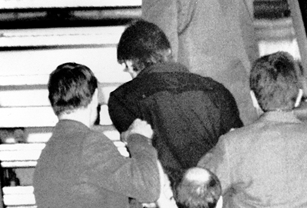 4 декабря 1988 года. Арестованных террористов отправляют самолетом из Израиля в Москву
