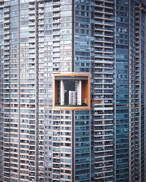 Это необычное здание с отверстием посередине находится в Гонконге. «Открытое пространство среди множества крохотных окошек на плотно упакованном изогнутом фасаде. Жить здесь, в одном из самых богатых районов города, — это мечта», — комментирует автор снимка.
