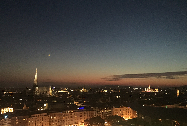Вечерний вид на город с 18 этажа отеля SO/Vienna