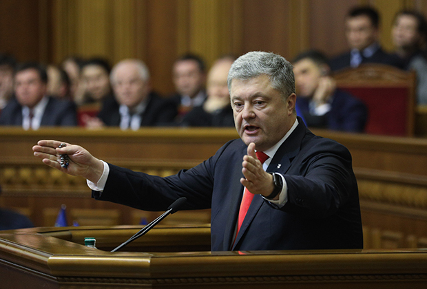Президент Украины Петр Порошенко выступает на заседании Верховной рады Украины, где рассматривалось решение о введении военного положения в стране