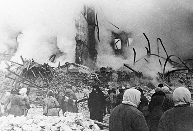 Разрушенный артобстрелом жилой дом в дни блокады Ленинграда.