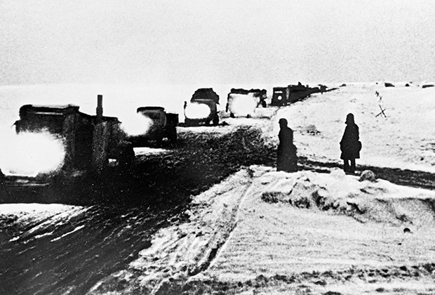 Ледовая трасса «Дорога жизни» на Ладожском озере. Ленинградская область, зима 1941-1942 годы.