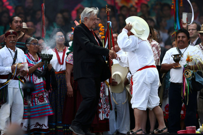Окуренный президент Мексики получил священный жезл правителя и вышел в народ