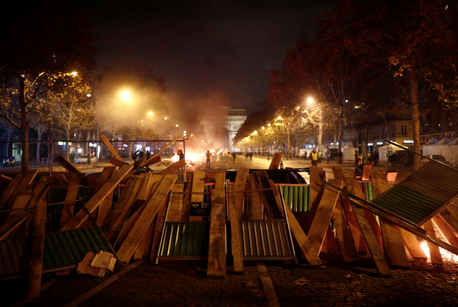 События последних дней — самый дерзкий бунт с 2005 года, когда против полиции выступила молодежь из бедных районов Парижа. Тогда в столкновениях погибли два человека.