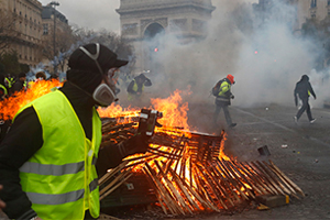 Париж в огне Кровь, ненависть и погромы на улицах Франции. Виноваты Макрон и бензин