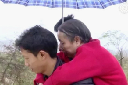 Китаец 15 лет носил парализованную мать на спине