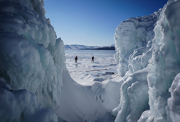Ледяные скалы на Байкале