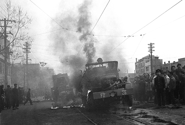 Горящая пожарная техника во время столкновений в Сеуле, 19 апреля 1960 года
