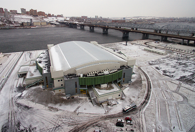 «Платинум Арена» рассчитана на семь тысяч зрителей. Это крупнейшая крытая площадка Красноярска и второй по вместимости ледовый дворец в Сибири. «Арена» примет открытие и закрытие Универсиады, а также соревнования по хоккею с шайбой. 