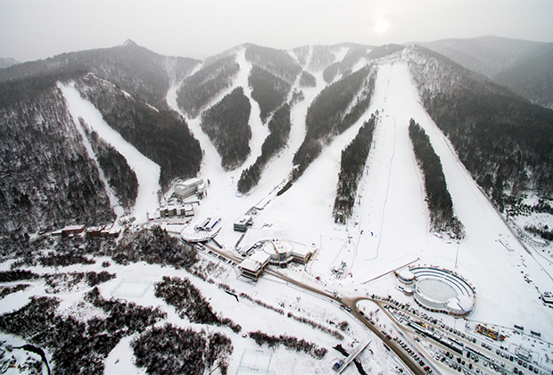 Горнолыжный курорт «Бобровый лог» был построен компанией «Норникель» в 2006 году. Сейчас в парке 14 трасс общей протяженностью около 10 километров. Еще в марте тут прошел этап Кубка России по горным лыжам. 