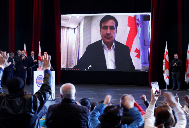 Михаил Саакашвили выступает по видеосвязи перед своими сторонниками