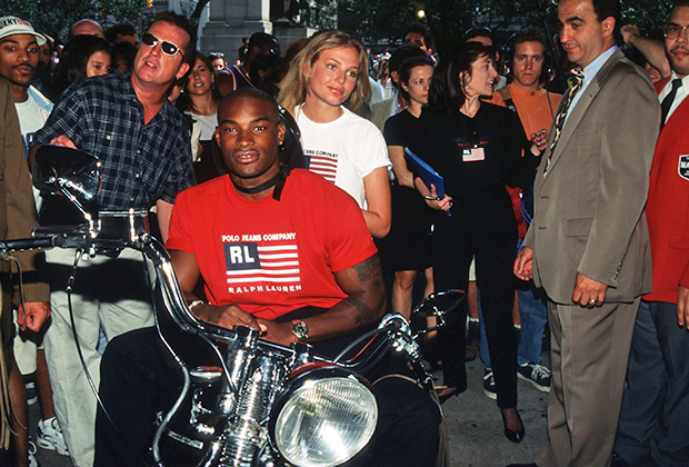 Едва ли не единственным реверансом Ральфа Лорена в сторону своих фанатов из хип-хоп среды стало приглашение в качестве лица бренда Тайсона Бекфорда — афроамериканской модели родом из Бруклина. На презентации коллекции Easy Rides By Polo Jeans, 1996 год.
