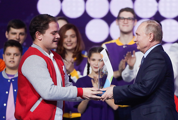 Антон Коротченко из Смоленской области, победивший в номинации «Волонтер года», и президент России Владимир Путин 