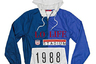 Крупный шрифт, дата основания объединенной банды Lo Life и переосмысленный логотип Polo — самый популярный вариант оформления вещей в коллекции бренда. 
