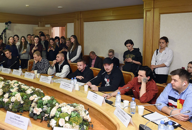 Круглый стол, посвященный отмене концертов некоторых рэп-исполнителей в регионах РФ, организованный молодежным парламентом при Государственной думе РФ