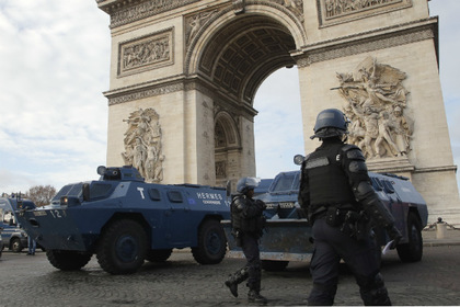 В охваченный протестами Париж вошла бронетехника