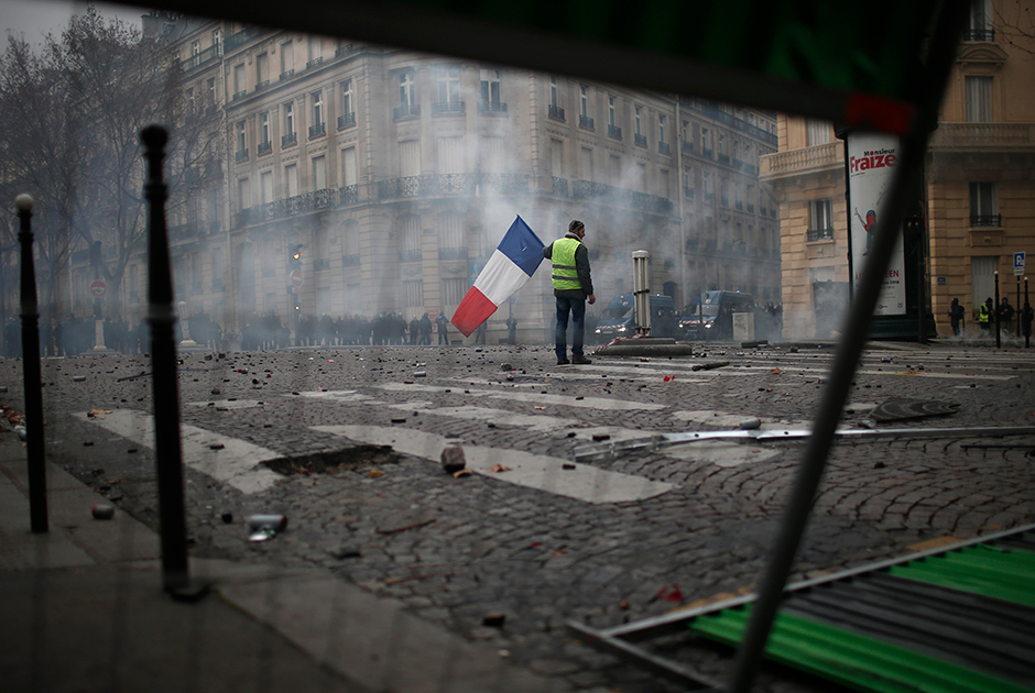 Тысячи протестующих вышли на улицы Парижа 8 декабря. Они строили баррикады, поджигали шины, кидали в полицейских различные предметы и пытались прорваться сквозь оцепление, однако в целом жестких столкновений было немного: на некоторых улицах стражей порядка оказалось примерно в два раза больше, чем демонстрантов. 