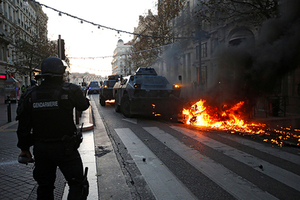 Костры революции Французы громят Париж и хотят сменить власть. В городе баррикады и бронетехника