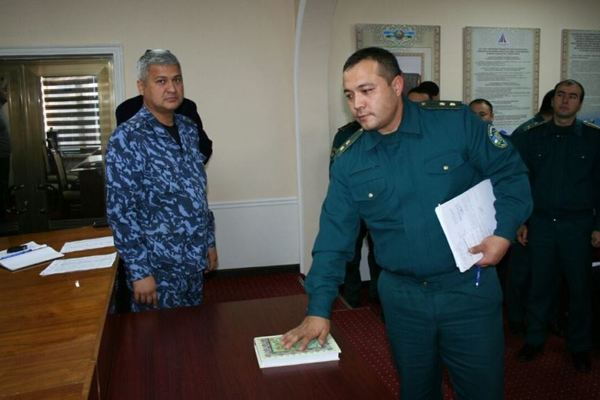 Сотрудники милиции Узбекистана клянутся на Коране не брать взятки