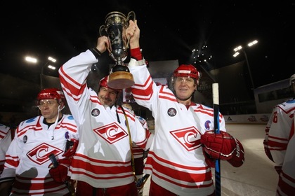 Ветераны «Спартака» впервые завоевали хоккейный «Кубок Легенд»