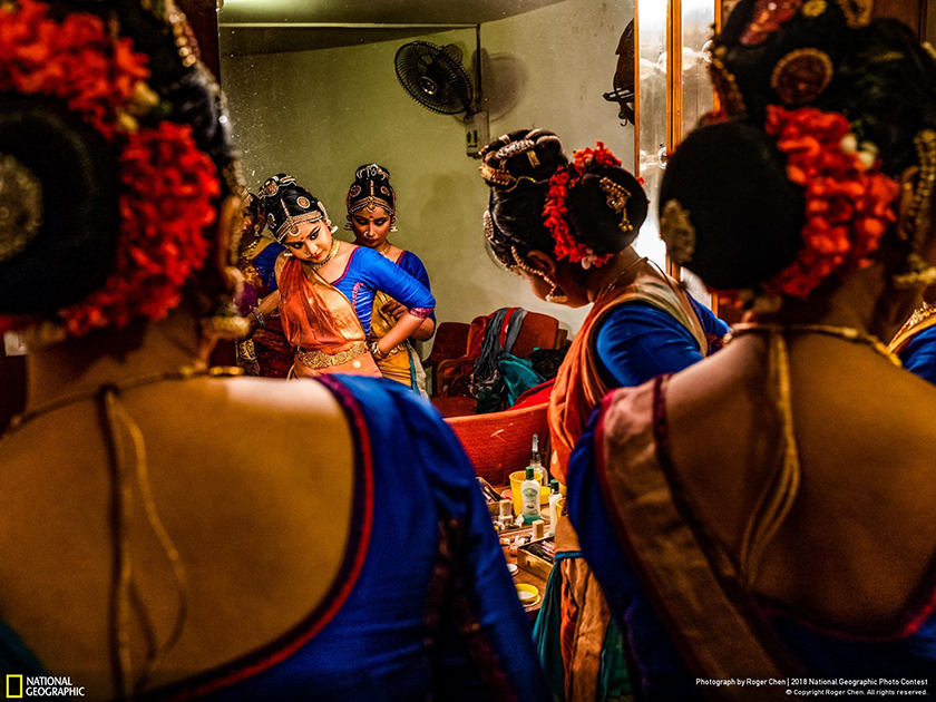 Танцовщицы кучипуди — классического индийского танца — тихо готовятся к выступлению за кулисами. Кучипуди — танец древний (родился еще до нашей эры) и непростой. Он совмещает музыку, поэзию, театральное искусство, немалый упор делается на мимику и жесты.