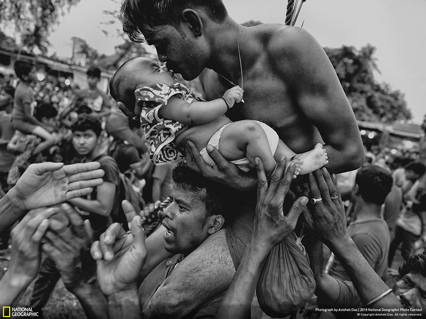 Индуист целует своего новорожденного ребенка на фестивале Чарак Пуджа, во время которого принято прокалывать кожу иглами. Это делается, чтобы задобрить Шиву. Индуисты верят, ритуальные проколы принесут процветание, унесут боль и страдания прошедшего года. Иногда верующих прокалывают крюком и подвешивают за кожу на веревке.
