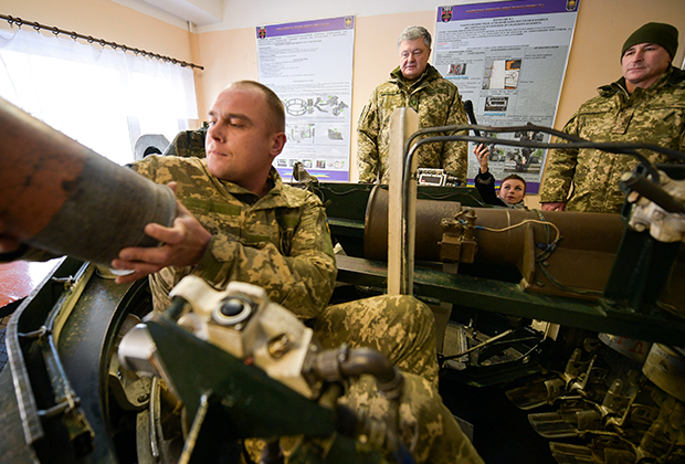 Петр Порошенко во время визита в учебный центр украинской армии