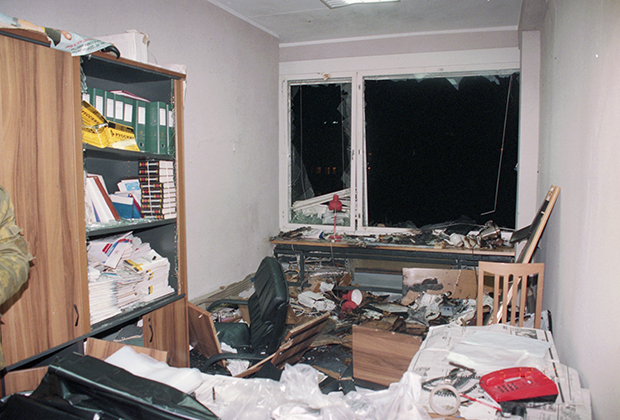 Поврежденный взрывом кабинет депутата Николая Лысенко, Москва. 5 декабря 1995 года