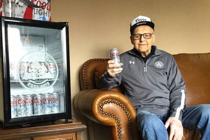 Пивовары завалили столетнего ветерана подарками за любовь к пиву