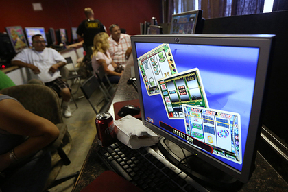 Игроков онлайн-казино публично побили палками