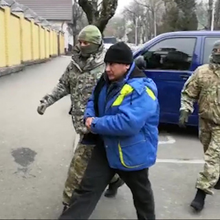 Сотрудники ФСБ проводят задержание гражданина РФ Шамиля Казбулатова