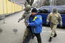 Сотрудники ФСБ проводят задержание гражданина РФ Шамиля Казбулатова