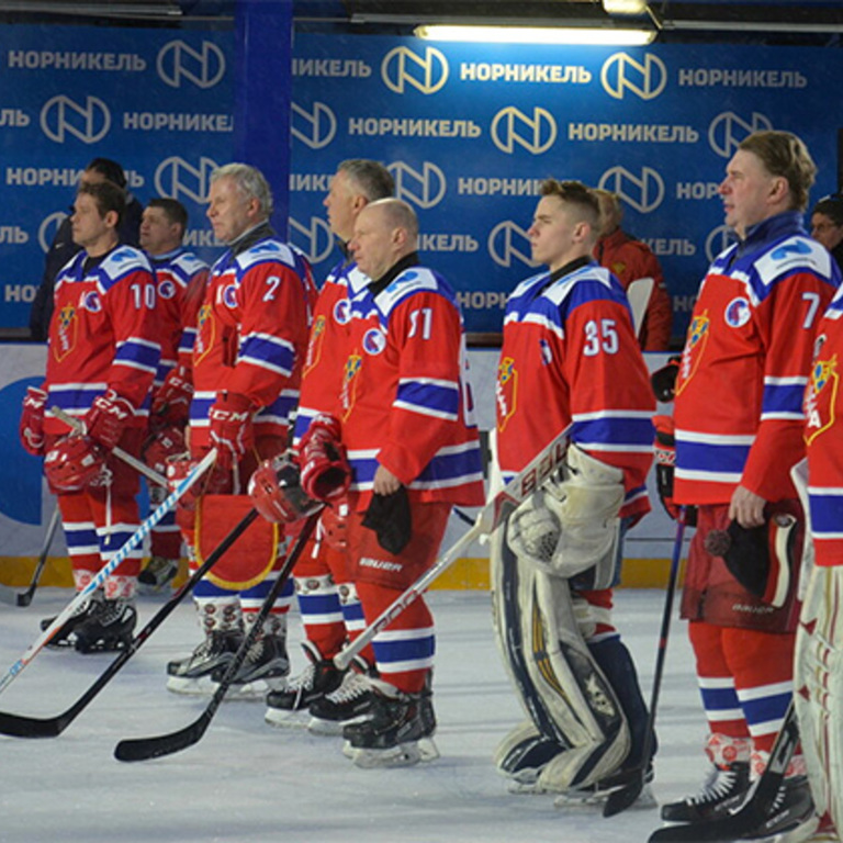 legendy otechestvennogo hokkeya srazilis