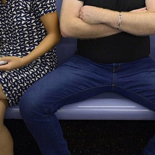 Широко раздвигают ноги в метро