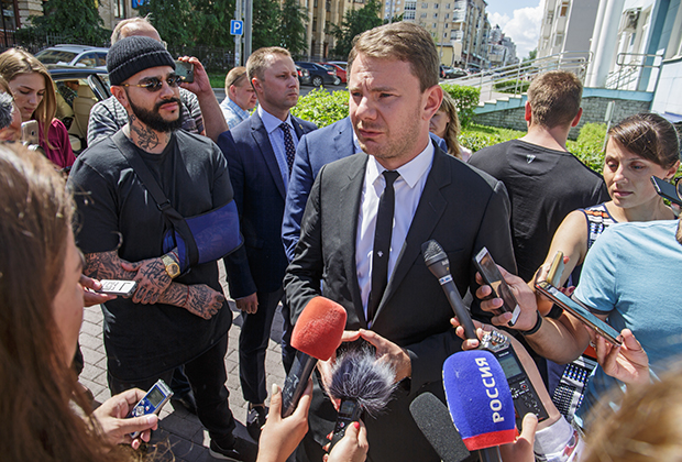 Потерпевший Андрей Ширман (DJ Smash) и Тимати общаются с прессой  после судебного заседания по делу об избиении в клубе