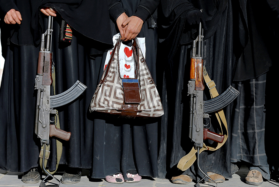 Вооруженные женщины принимают участие в митинге в поддержку движения хуситов в Сане, Йемен.
