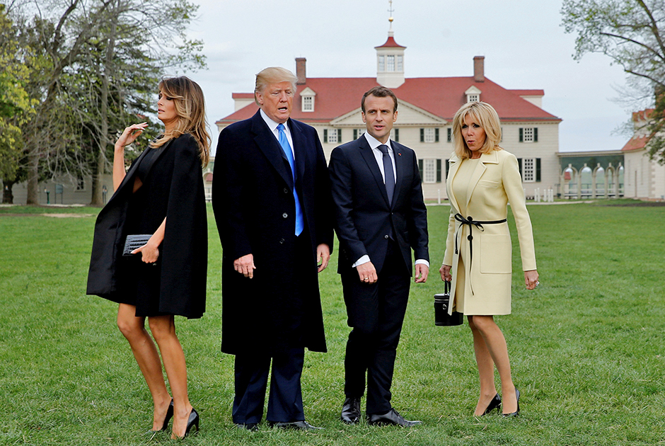 Президент США Дональд Трамп и его жена Мелания с президентом Франции Эммануэлем Макроном и первой леди Бриджит готовятся к совместному снимку во время визита в поместье первого президента США Джорджа Вашингтона.