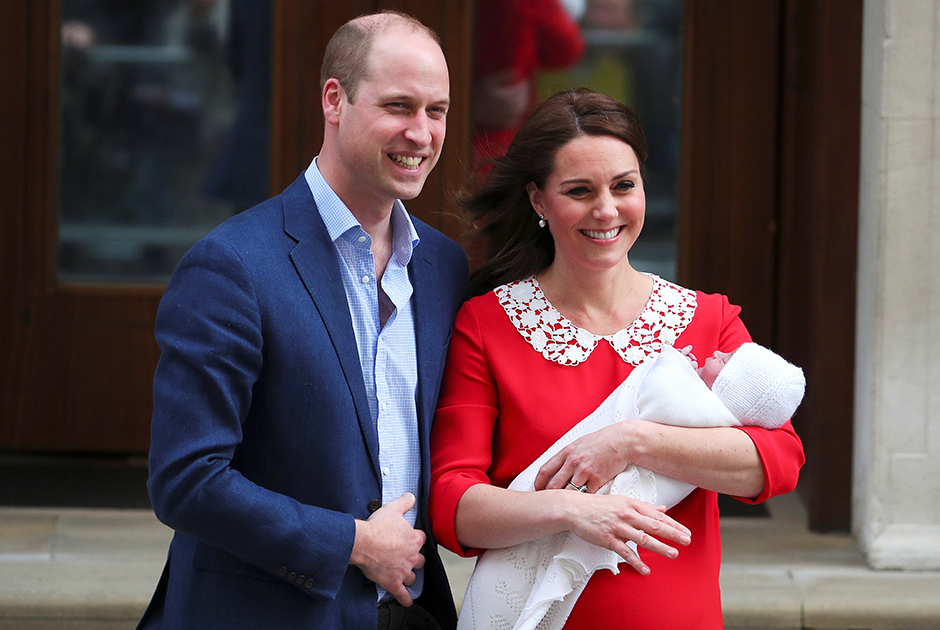 Британский принц Уильям с супругой герцогиней Кембриджской Кэтрин покидают больницу Святой Марии с новорожденным сыном. 
