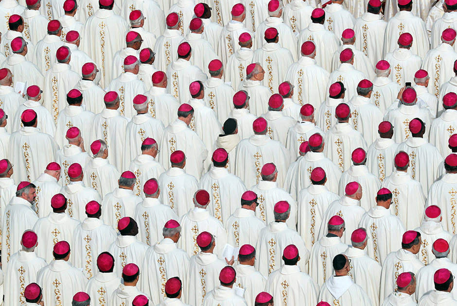 Епископы посещают мессу канонизации папы Павла VI и архиепископа Сальвадора Оскара Ромеро в Ватикане. Последний был застрелен правыми боевиками во время службы.
