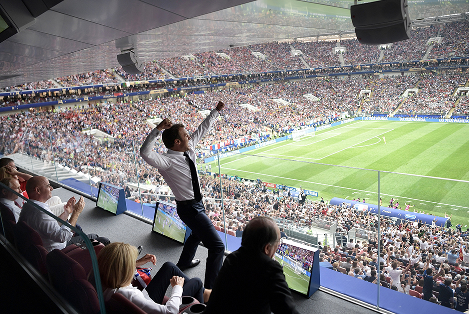 Президент Франции Эммануэль Макрон радуется победе национальной команды на чемпионате мира по футболу. 