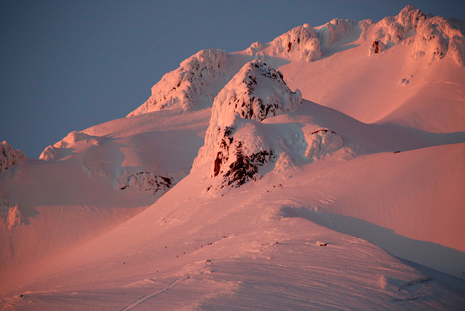 Альпинисты и спасатели спускаются с горы Худ, штат Орегон, США. Худ считается потенциально активным вулканом, вероятность его извержения в ближайшие десятилетия оценена в пределах 3-7 процентов. Сейчас на горе — несколько горнолыжных курортов.