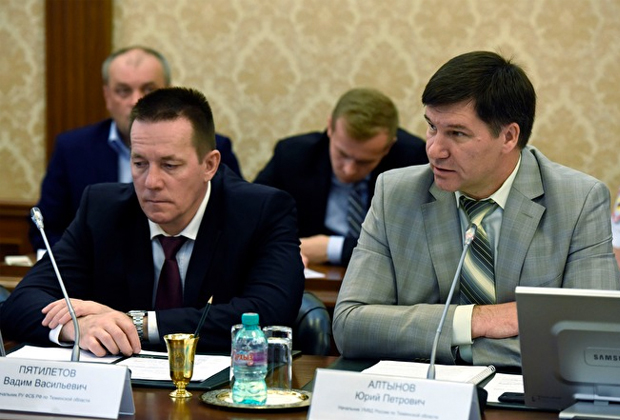 Начальник УФСБ по Тюменской области Вадим Пятилетов (слева)