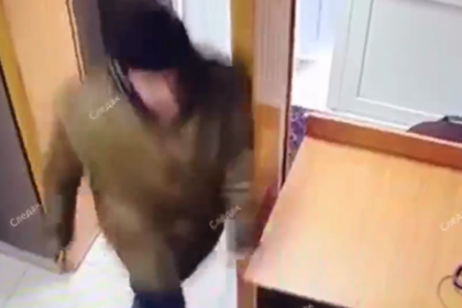 Нападение мужчины с ножом на пристава попало на видео