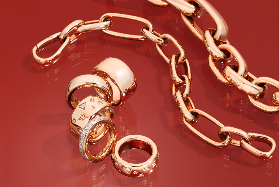 Крупные полые кольца из розового золота с бриллиантами или без таковых, крупные звенья браслетов и колье (тоже полые) — самая новая на сегодняшний день коллекция итальянской марки Pomellato, украшения которой похожи на елочные игрушки, просто олицетворяет праздник.