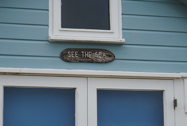 Надпись «See the Sea» на одной из рыбацких хижин