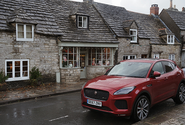 Мой Jaguar E-Pace был оснащен двигателем 2.0 семейства Ingenium, который выдает 300 лошадиных сил и 400 ньютон-метров. Благодаря этому до 100 километров в час кроссовер разгоняется всего за 6,4 секунды. 