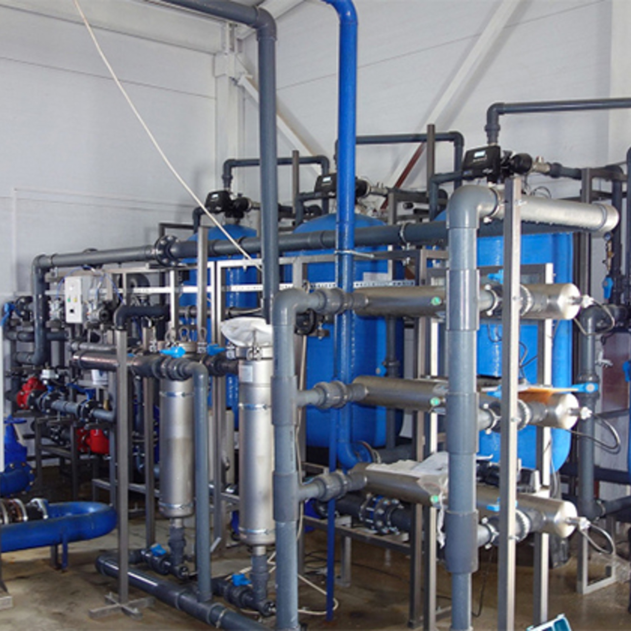 Предприятия по очистке воды. Системы очистки воды для промышленного производства. Система водоподготовки Промышленная. Промышленные фильтры для воды. Очистительные фильтры на заводах.